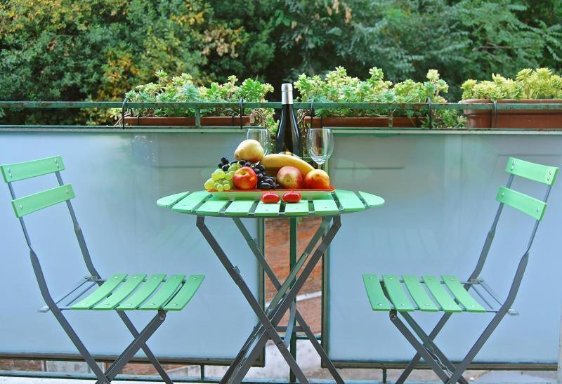 Apartment At Colosseo With Terrace Overlooking The Garden By Lyon Roma Exterior foto